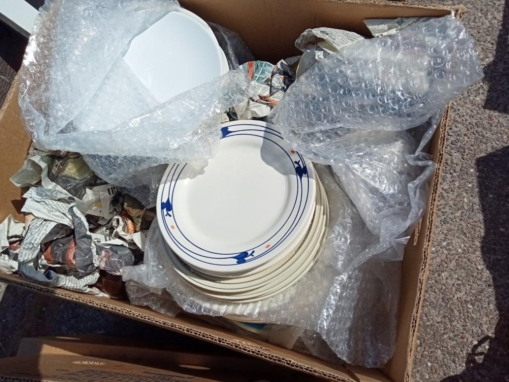doos met verschillende borden en kopjes geen sets, Enlèvement, Utilisé, Assiettes(s)