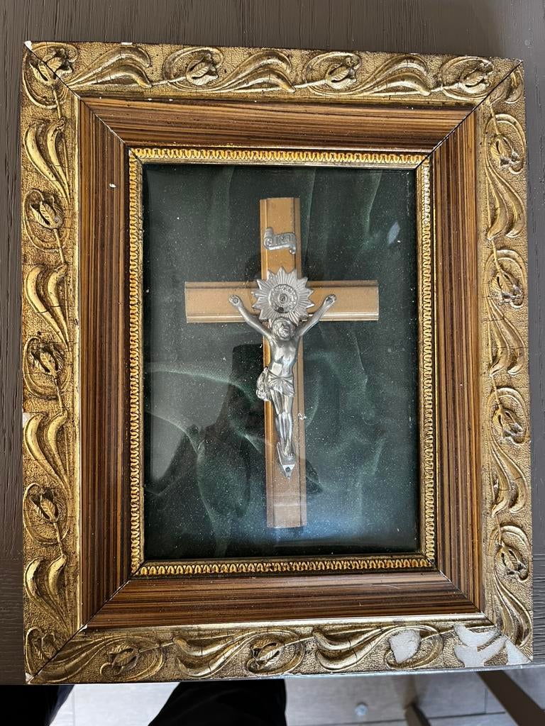 Kader met kruisbeeld, Ophalen