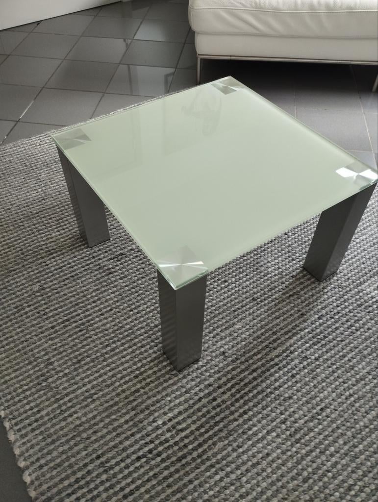 Glazen salontafel met allu poten, Ophalen