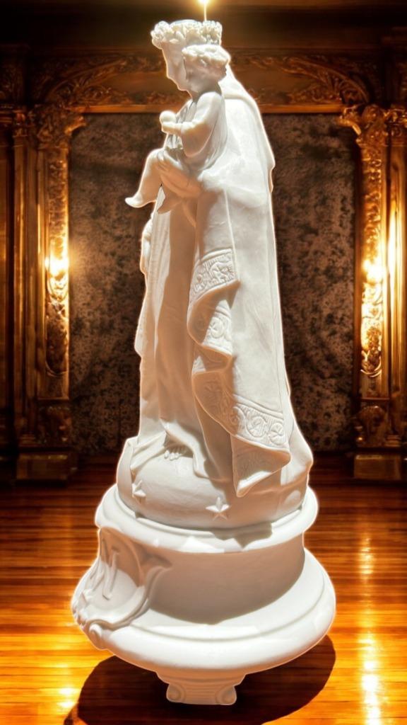 Statue de Marie avec l'enfant sous une cloche — Porcelaine à, Enlèvement