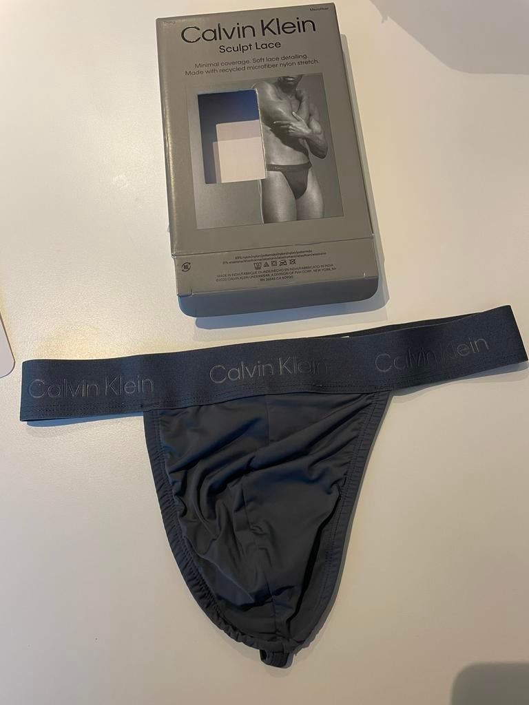 String en dentelle Ck Sculpt neuf, Envoi, Gris, Calvin Klein, Slip