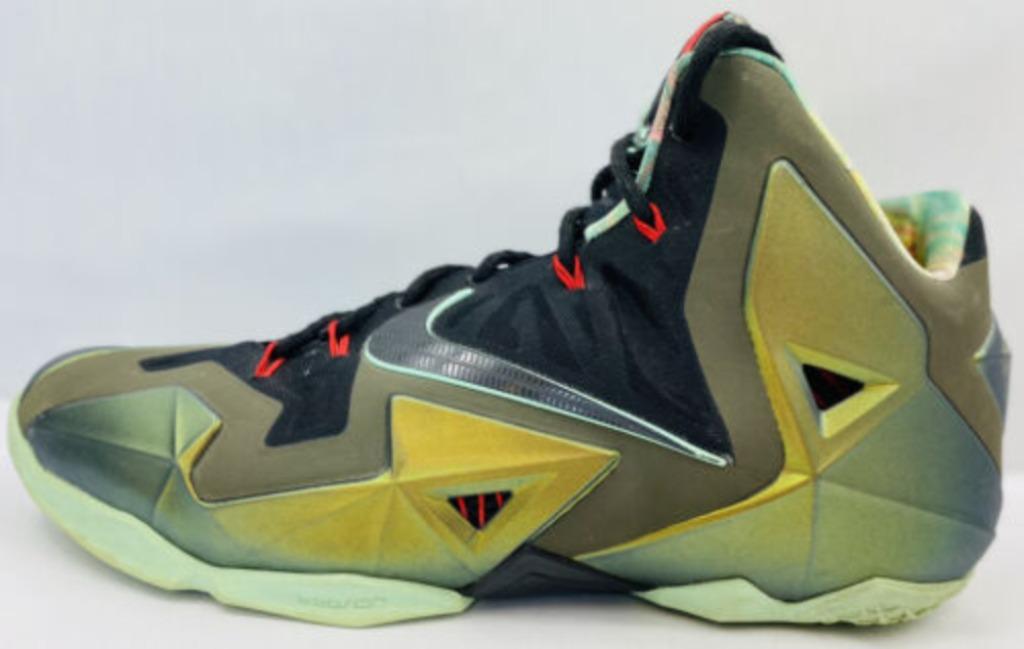 Nike LeBron James XI  King Pride 2013, Ophalen of Verzenden, Zo goed als nieuw, Schoenen