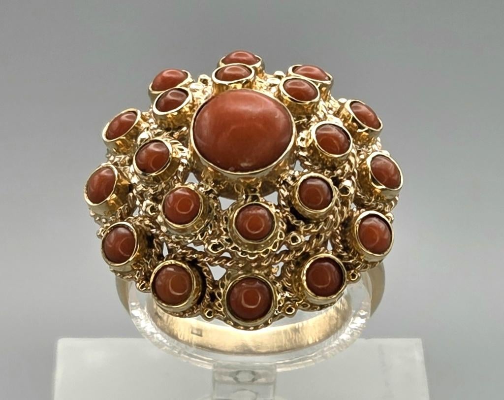Gouden antieke cocktail ring met bloedkoraal. 2026/68., Ophalen of Verzenden, Goud, Ring, Met edelsteen