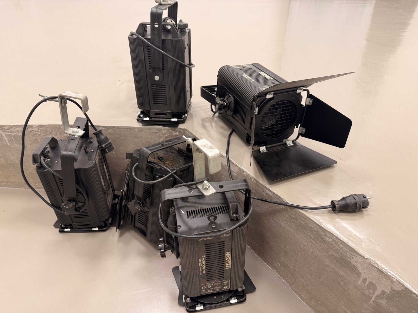 Lot 5 projecteurs Fresnel scènes - théâtre, Musique & Instruments, Enlèvement, Utilisé
