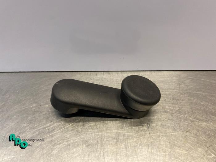 Manivelle de vitre d'un Opel Corsa (Corsa E 15-), -, Opel, 3 mois de garantie, Utilisé