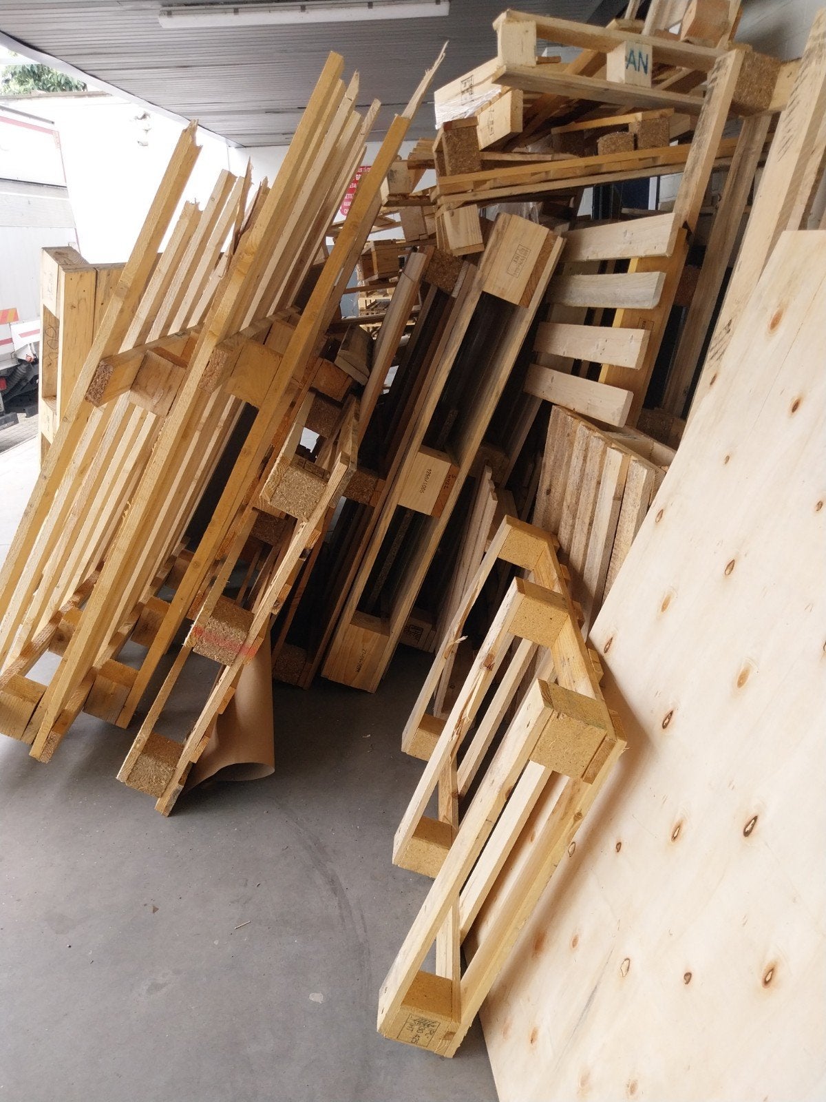 bois, palettes à donner SCHAARBEEK, Jardin & Terrasse, Bois de chauffage, Enlèvement