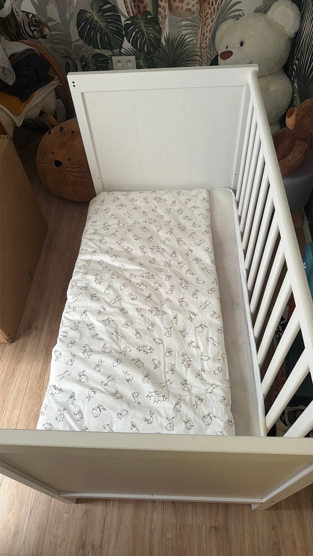 Baby en peuterbed Sundvik Ikea wit + foammatras, Ophalen, Zo goed als nieuw