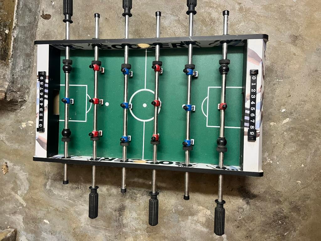 Een klein voetbal tafel, Kinderen en Baby's, Speelgoed | Voetbaltafels, Ophalen, Zo goed als nieuw