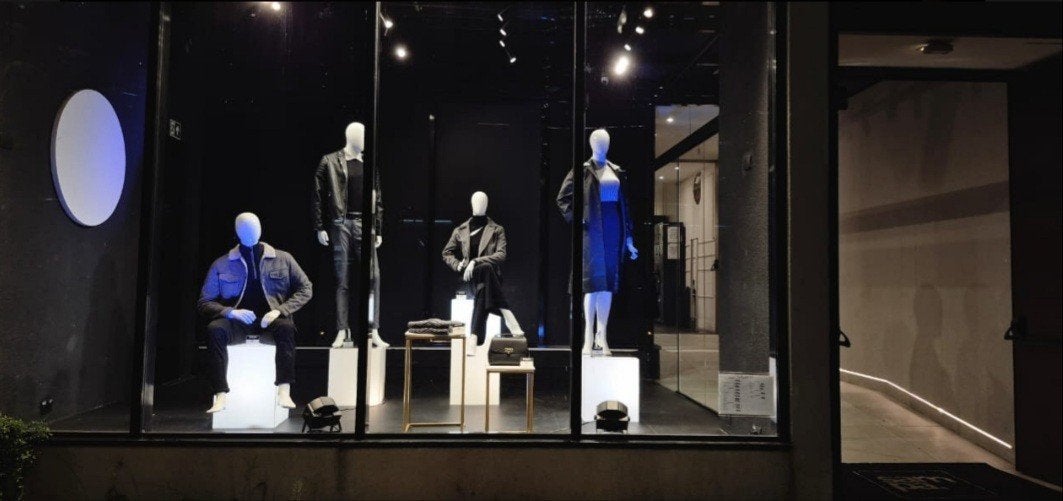 DÉCORATEUR D’INTÉRIEUR & SPÉCIALISTE EN VITRINES COMMERCIAL