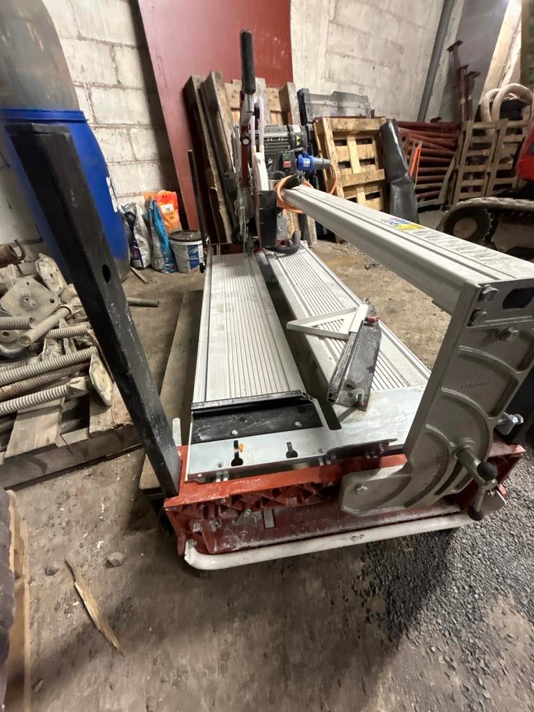 Table de coupe, Bricolage & Construction, Outillage | Meuleuses, Comme neuf, Banc de travail, Enlèvement