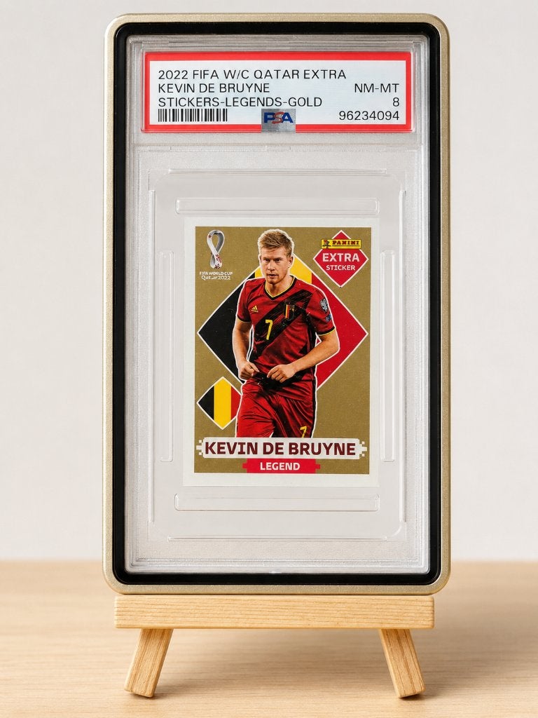 Kevin De Bruyne Legend 2022 Panini Qatar — PSA 8, Enlèvement ou Envoi, Comme neuf, Autocollant