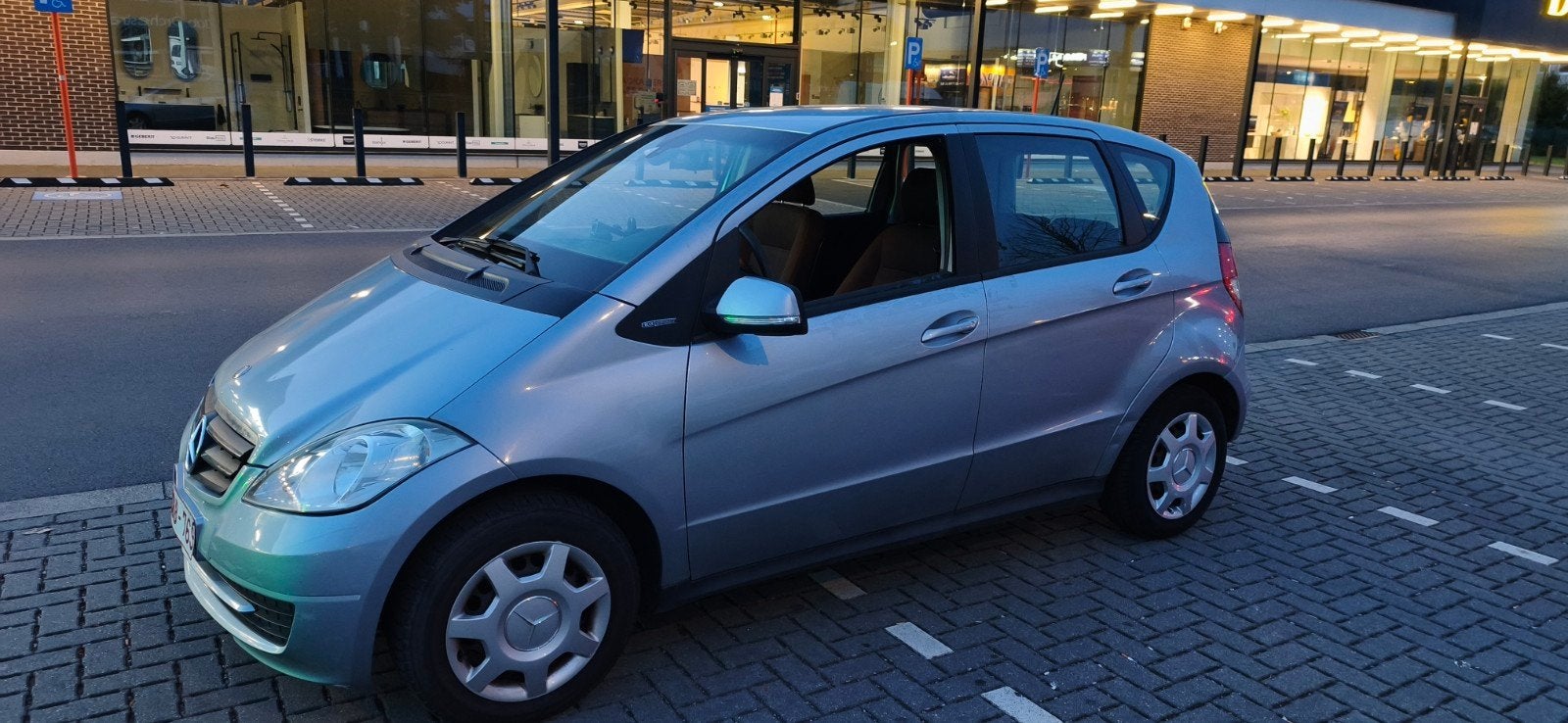 Mercedes A150, Voorwielaandrijving, Stof, Zwart, 5 deurs