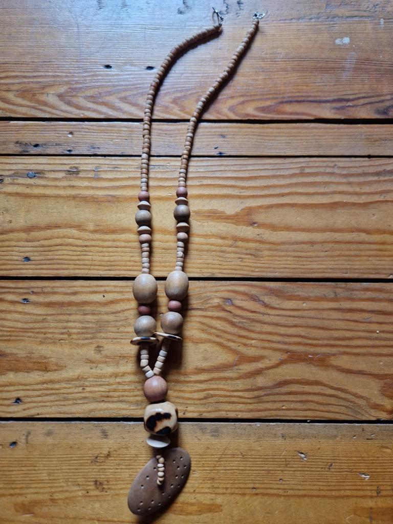 Collier en bois, Enlèvement
