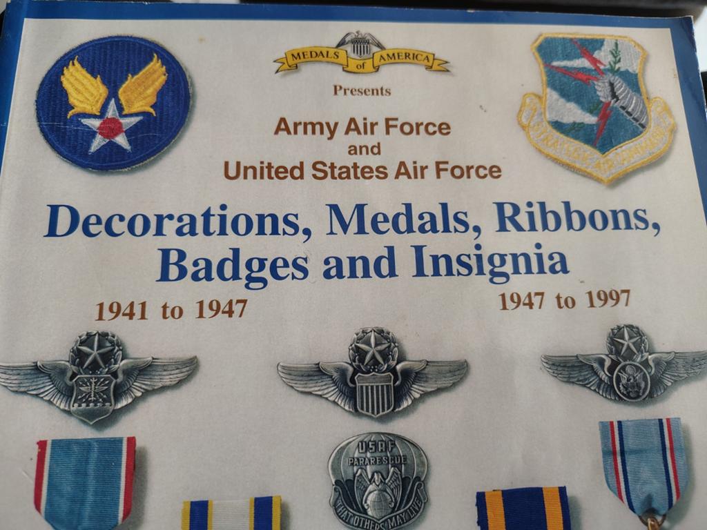 Decorations, medals,Ribbons, badges and insignia, Boeken, Ophalen of Verzenden