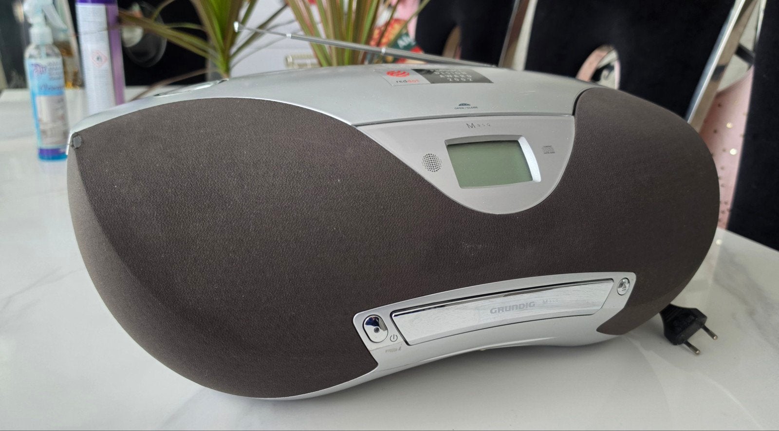 Grundig draagbare radio, Enlèvement