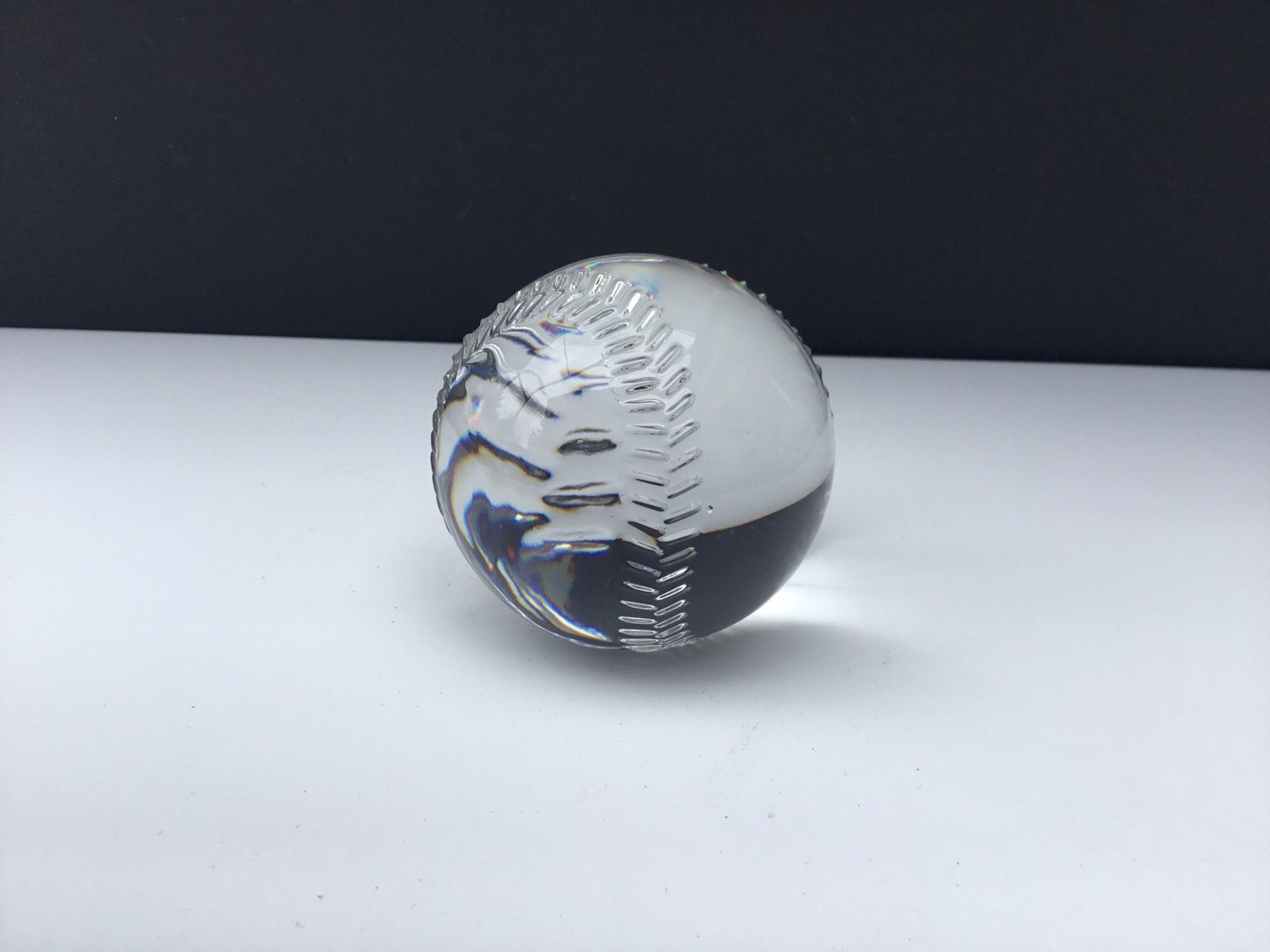 Presse-papier en magnifique forme de baseball en cristal, Antiquités & Art, Enlèvement ou Envoi