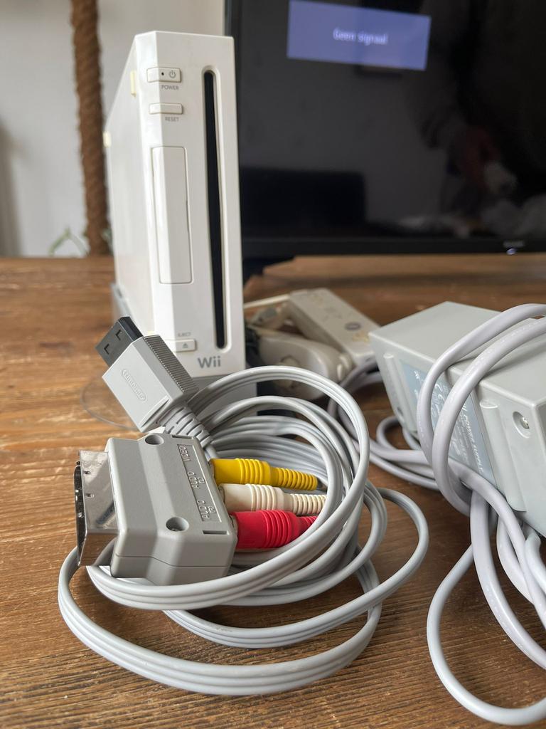 4 nintendo wii’s te  koop plus 18 games en veel accessoires, Ophalen, Gebruikt, Met 2 controllers, Met stuurtje