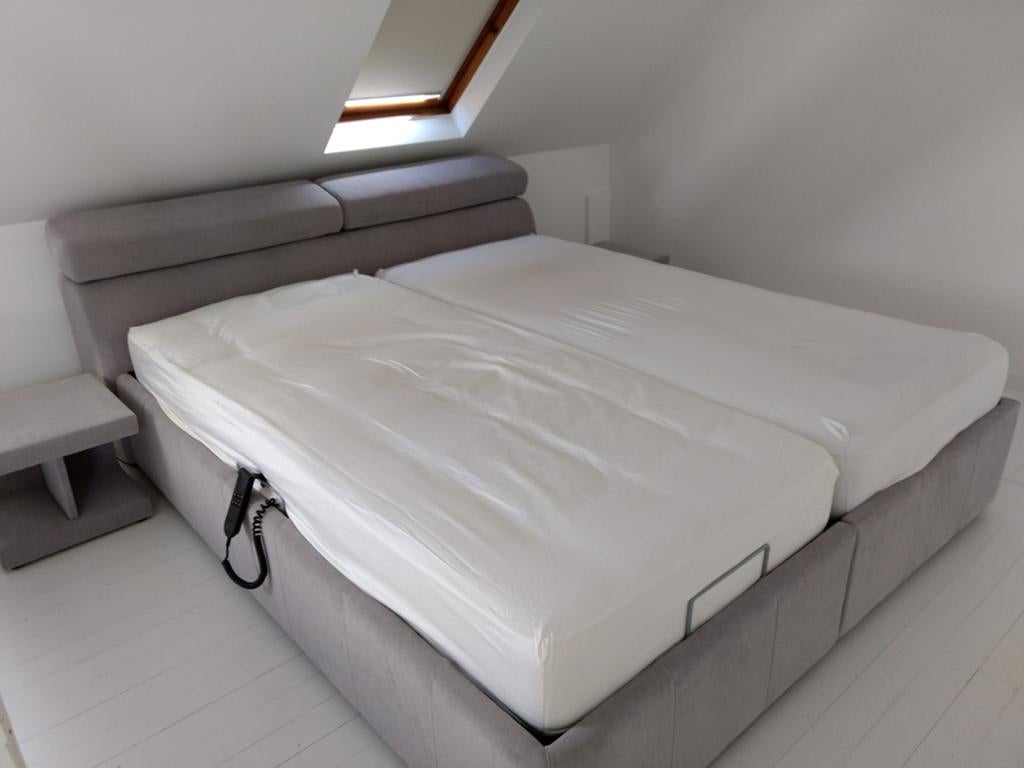 2 persoonsbed lichtgrijs uitstekende staat, Huis en Inrichting, Slaapkamer | Boxsprings, Ophalen