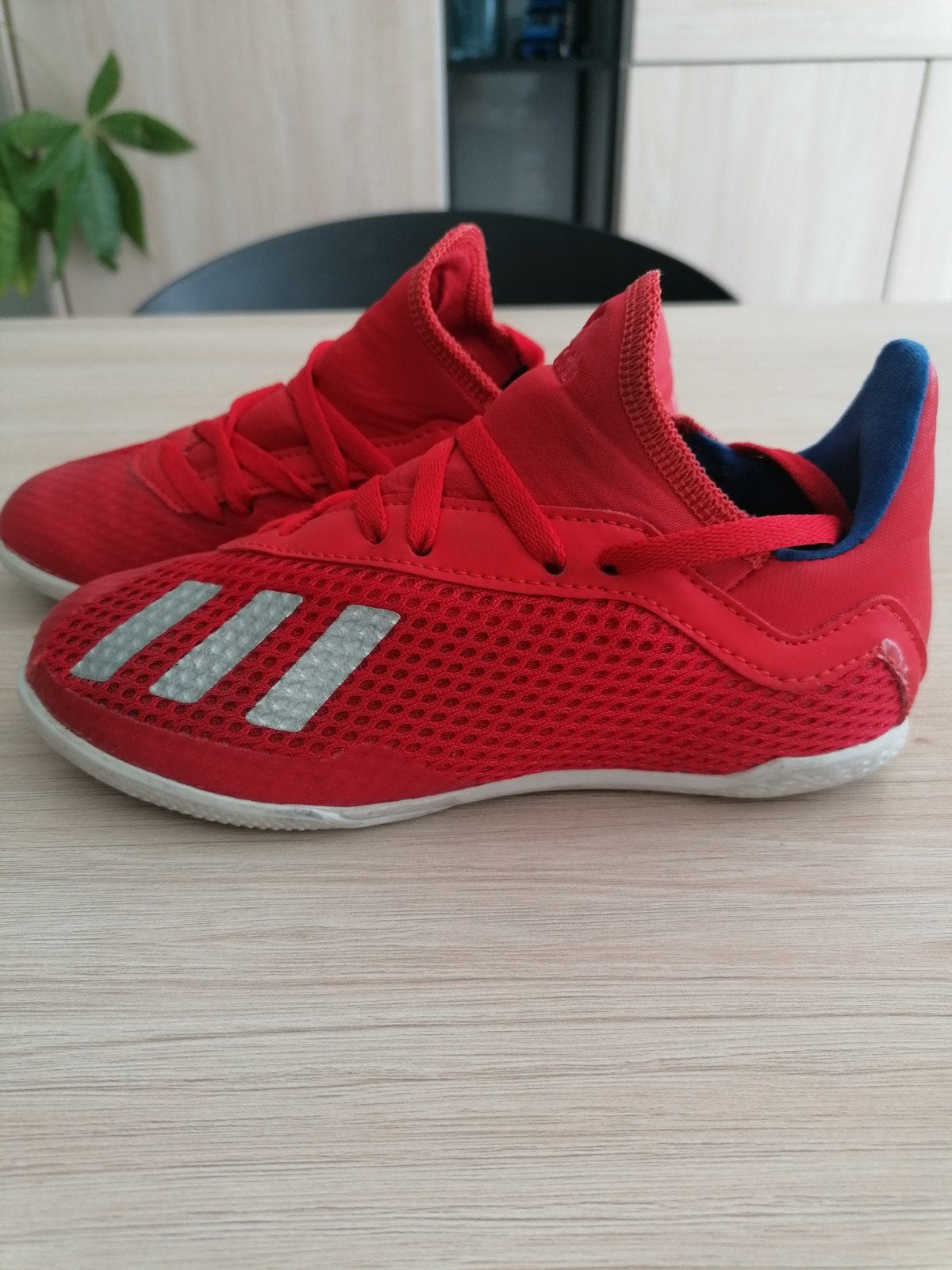 Voetbalschoenen (platte zool) Adidas maat 30, Sport en Fitness, Loopsport en Atletiek, Ophalen of Verzenden, Zo goed als nieuw