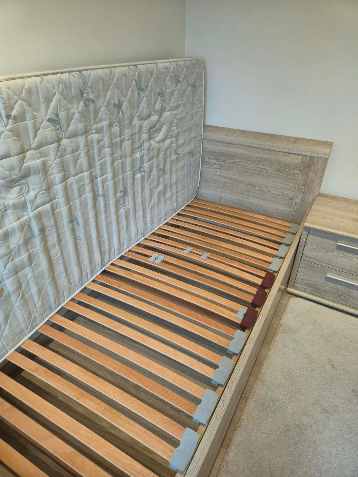 Eenpersoonsbed en nachtkastje in perfecte staat. Zelf afhale, Ophalen, Zo goed als nieuw, 200 cm, 100 cm