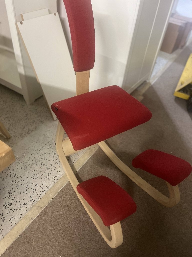 stokke variabele balans ergonomishe kniestoel, Huis en Inrichting, Ophalen, Gebruikt, Rood, Bureaustoel