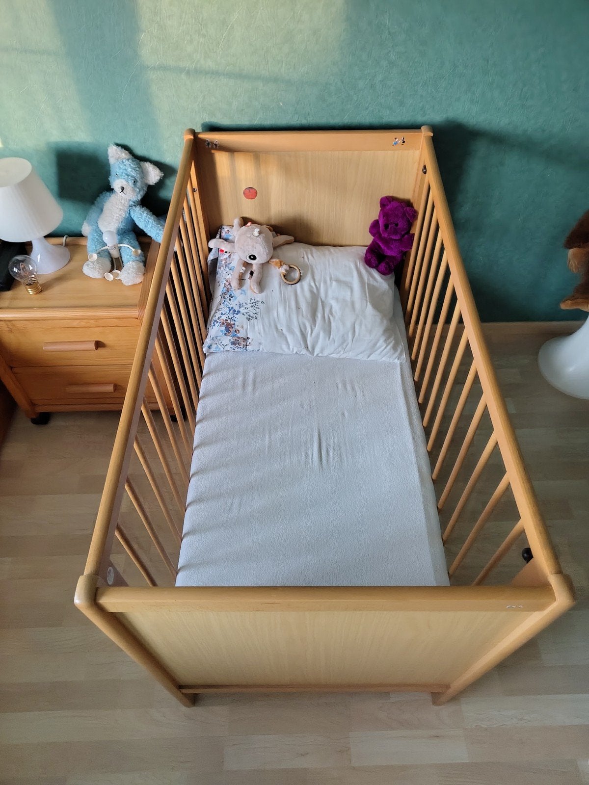 kinderbedje hout met matras, Kinderen en Baby's, Kinderkamer | Bedden, Ophalen, Matras