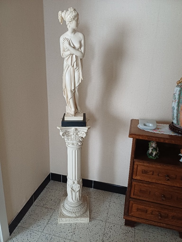 Albast beeld santini aphrodite beeldhouwwerk vrouw + sokkel, Antiek en Kunst, Ophalen, Beeld, Vrouw