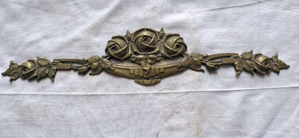 Oude gebeeldhouwde rozet van massief messing, breedte 38 cm, Verzenden, Brons