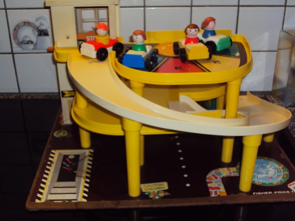Fisher price, retro garage met 4 autootjes, 4 popjes!, Enlèvement ou Envoi