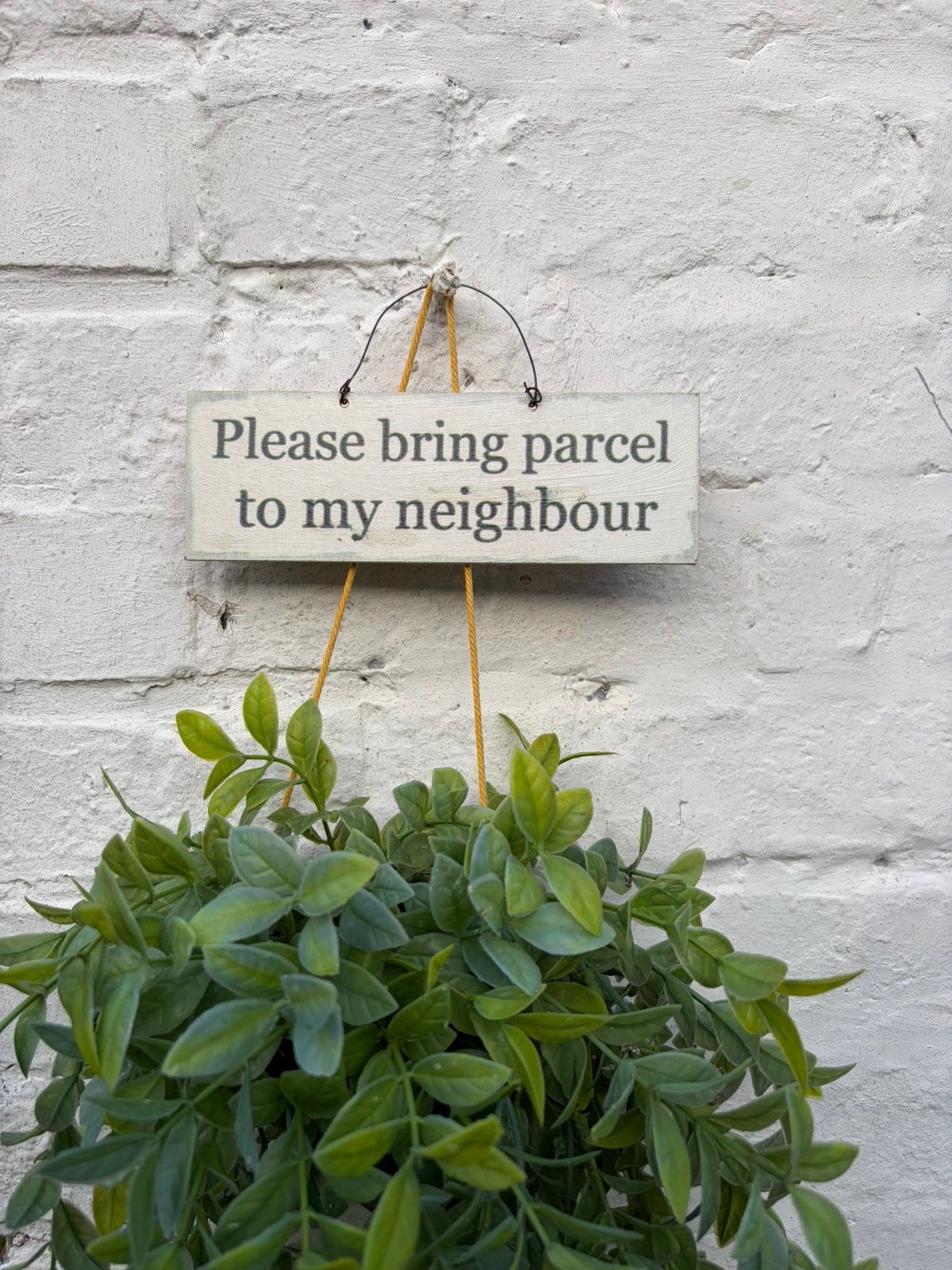 Houten bordje ‘please bring parcel to my neighbour’, Ophalen of Verzenden