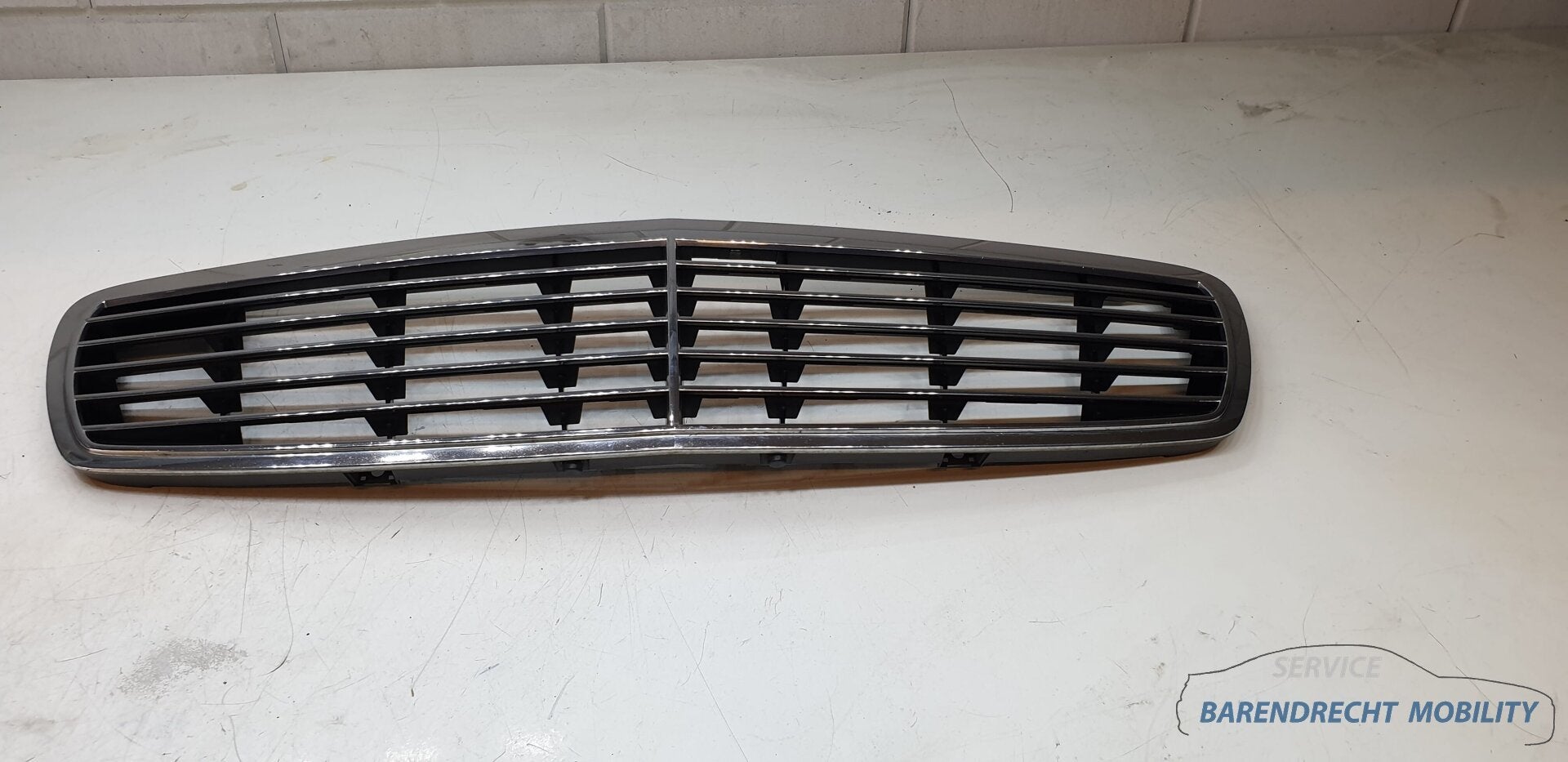 Calandre Mercedes W211 S211 Classe E avantgarde A2118800583, Mercedes-Benz AG, Mercedes-Benz, Utilisé, Mercedesstrasse 120
70372  Stuttgart, DE