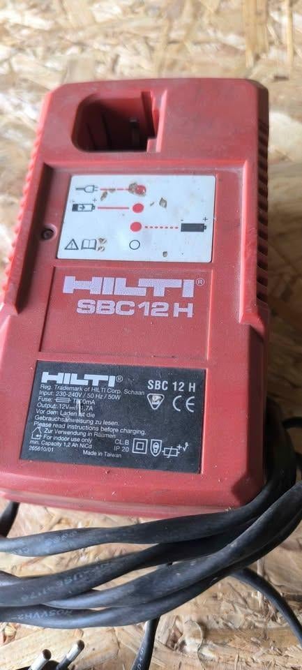 Chargeur hiti SBC 12 H 25 €, Enlèvement, Utilisé, Outillage ou Accessoires