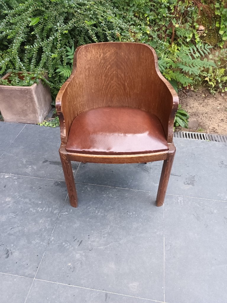 Oude  houten stoel met lederen zit., Ophalen