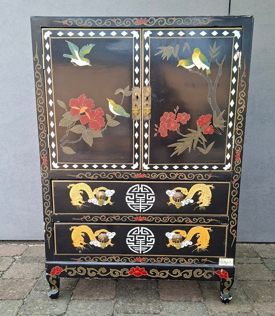 Vintage Chinese karakteristieke zwart gelakte kast., Antiquités & Art, Antiquités | Meubles | Armoires, Enlèvement