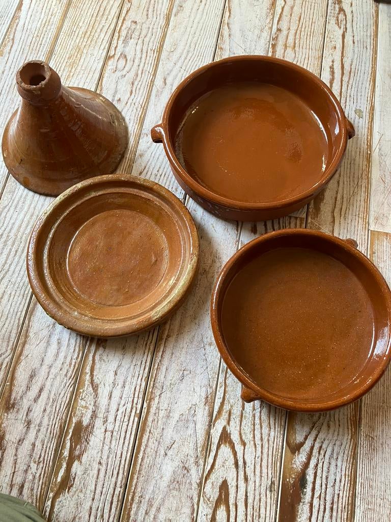 Une tagine et deux plats en terre cuite, Huis en Inrichting, Keuken | Potten en Pannen, Zo goed als nieuw, Ophalen
