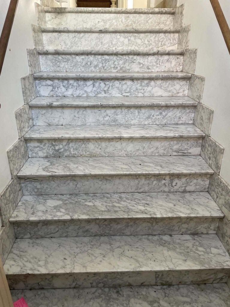 Escalier en marbre, Enlèvement