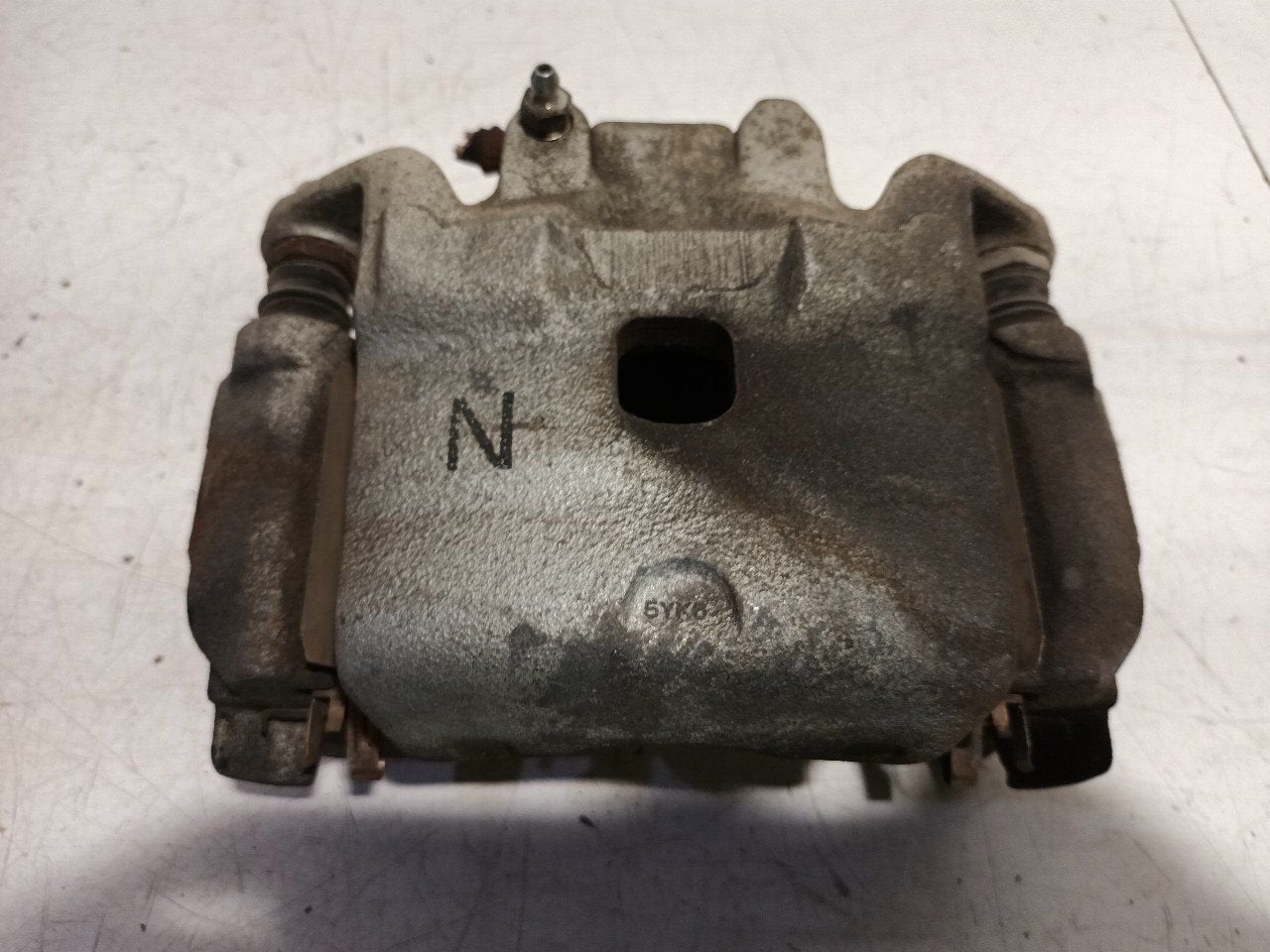 Remklauw rechts voor Nissan Leaf, Onderdelen@venauto.nl, Van der Ven Autorecycling B.V., Gebruikt, Ettenseweg 76, 4706 PB Roosendaal, The Netherlands
