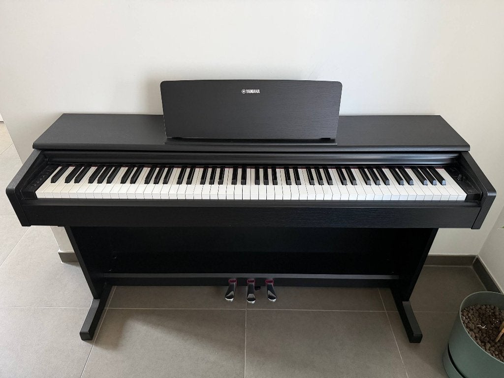 Yamaha Arius YDP-144 Black, Musique & Instruments, Pianos, Comme neuf, Digital, Enlèvement, Piano