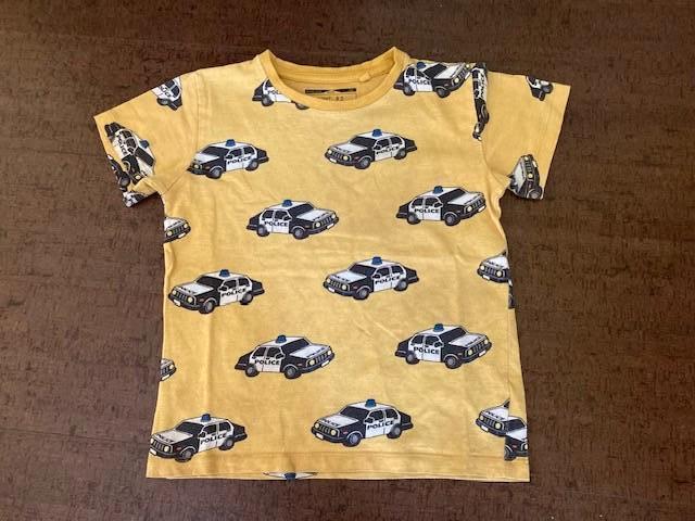 T-shirt jaune avec voitures de police Next 110 cm, Garçon, Enlèvement ou Envoi, Chemise ou À manches longues, Comme neuf