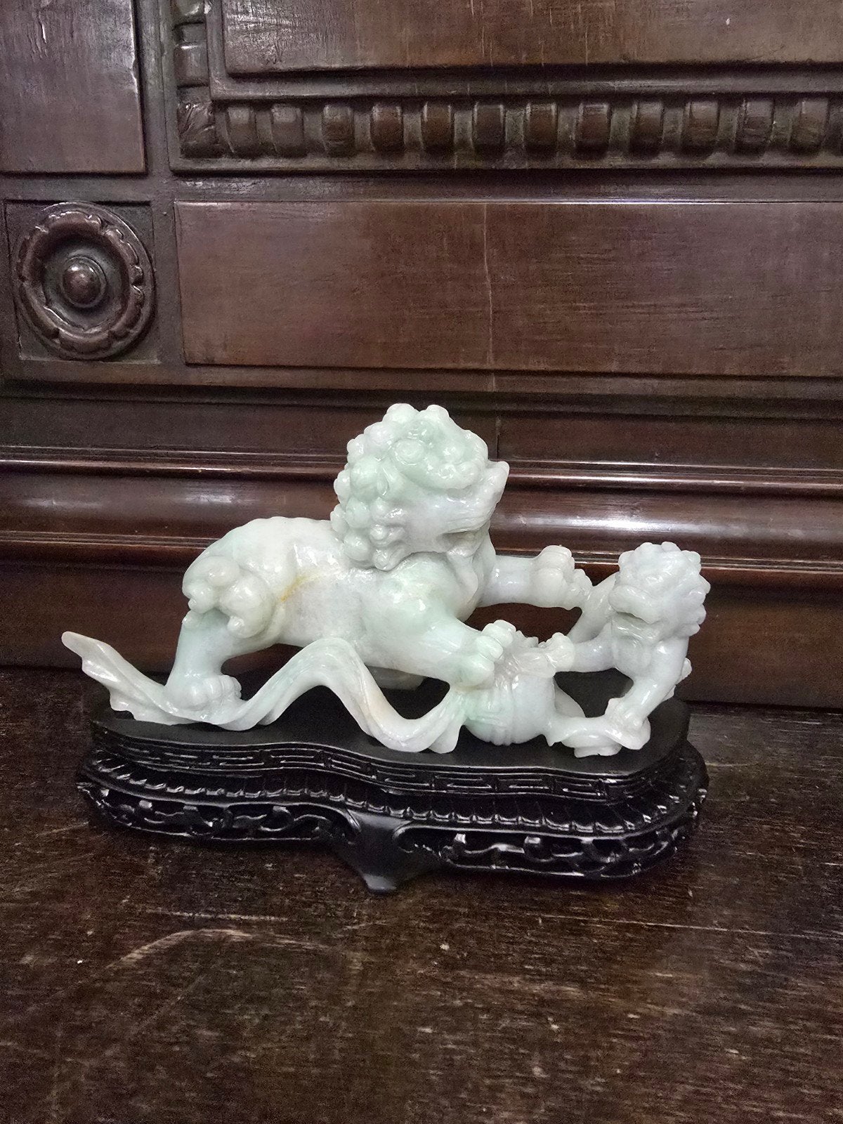 oud jade beeldje of foo dogs (birma jade), Antiek en Kunst, Natuurlijk materiaal, Ophalen of Verzenden, Zoogdier, Beeld