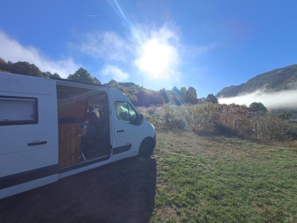 Omgebouwde buscamper - off grid - Renault Master 2010 L2H2, Overige merken, Buscamper of Camperbus, Koelkast, Tot en met 2