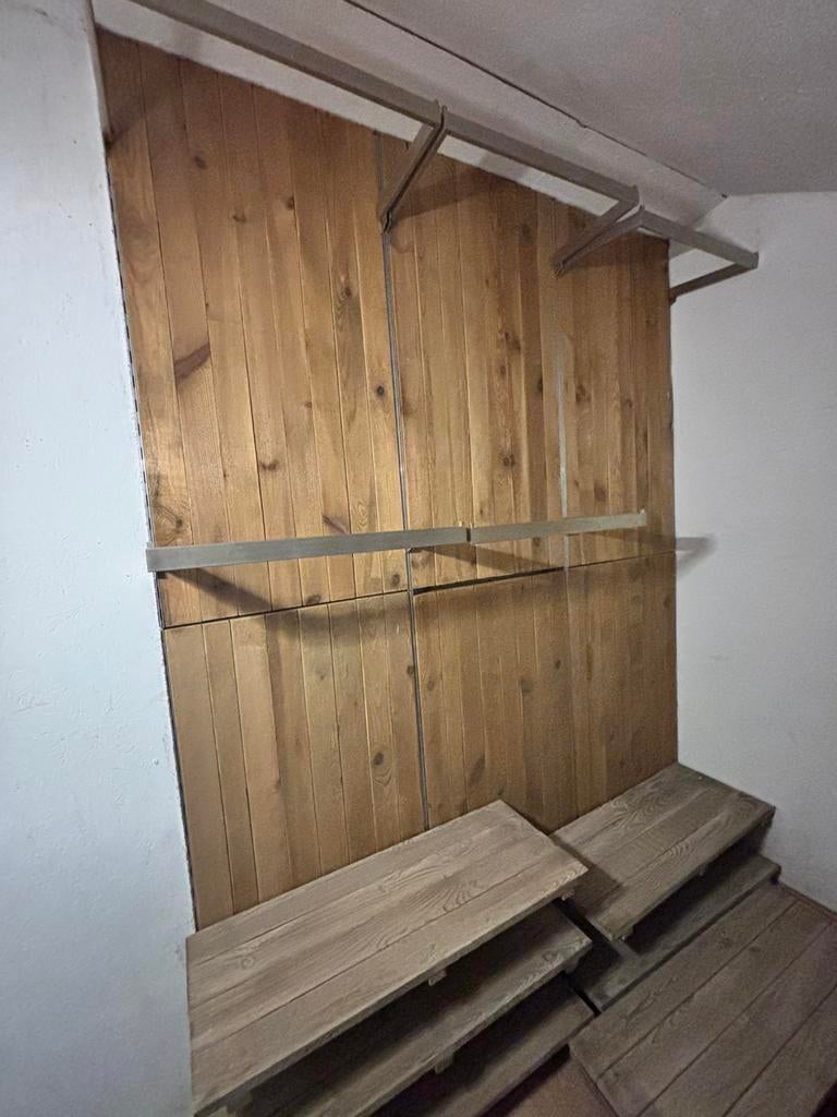 Mobilier de magasin – portants muraux+ étagères en bois, Enlèvement