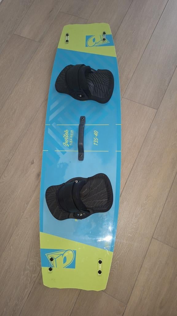 Switch airush twintip board, Sports nautiques & Bateaux, Kitesurf, Double astuce, Enlèvement, Comme neuf, Planche de kite