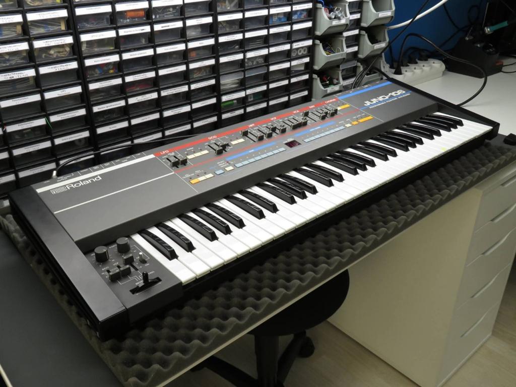 Roland Juno-106 synthesizer set met originele doos & KS-2, Muziek en Instrumenten, Keyboards, Ophalen, 61 toetsen, Zo goed als nieuw
