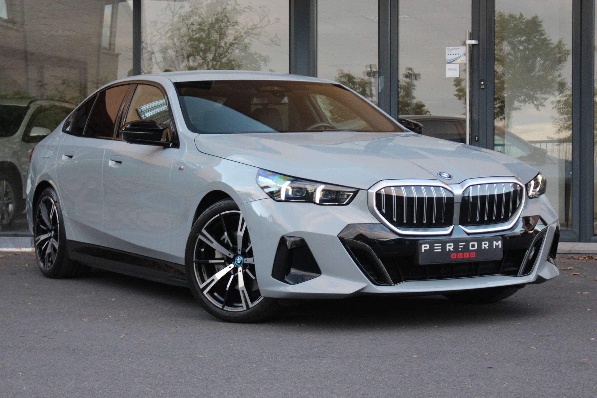 BMW i5 eDrive40*M-SPORT*340PK*DRIVING ASSISTANT PRO*HARMAN K, Autos, Argent ou Gris, Achat, Entreprise, Ordinateur de bord