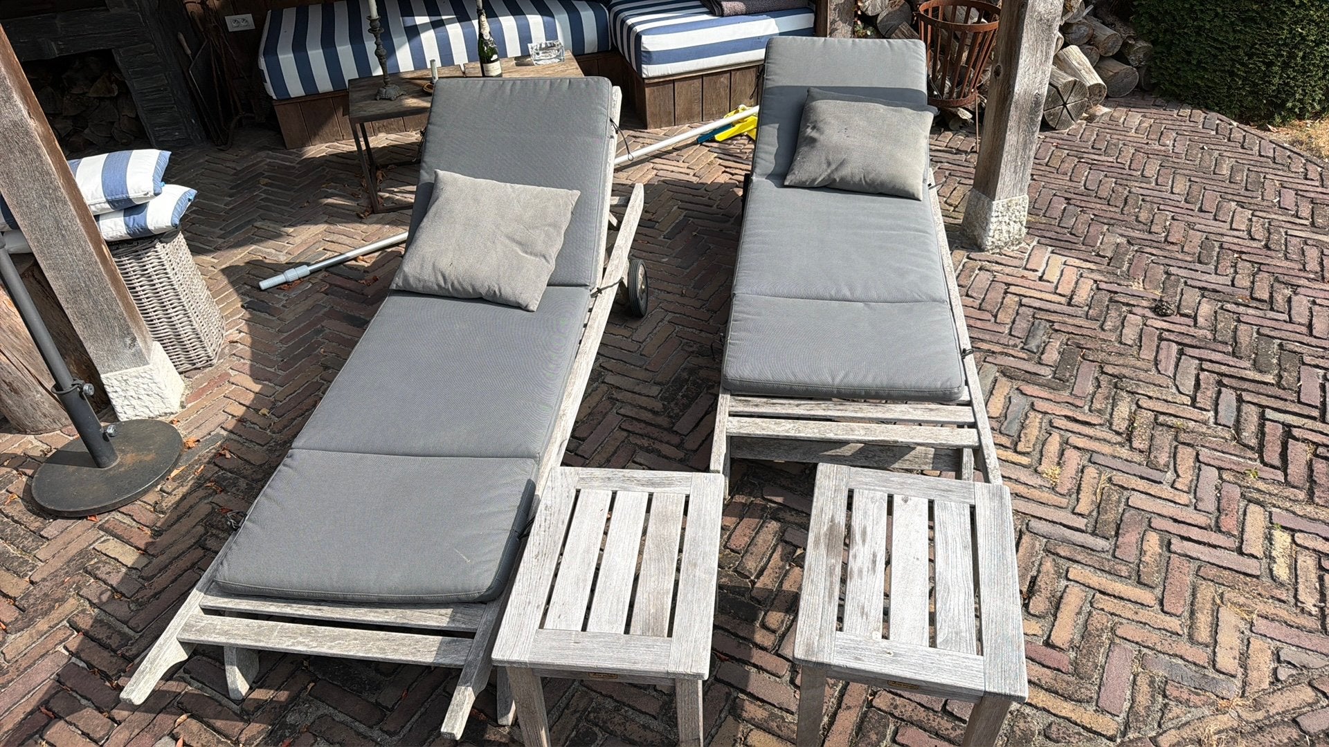 Teak houten ligbedden met tafeltje, Tuin en Terras, Ophalen, Zo goed als nieuw