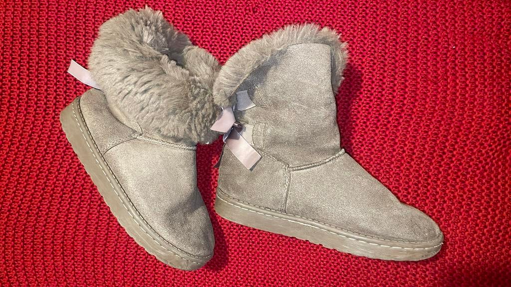 Bontlaars voor dames/meisjes (UGGS) 36 in uitstekende staat, Kleding | Dames, Verzenden, Beige, Snowboots, Zo goed als nieuw
