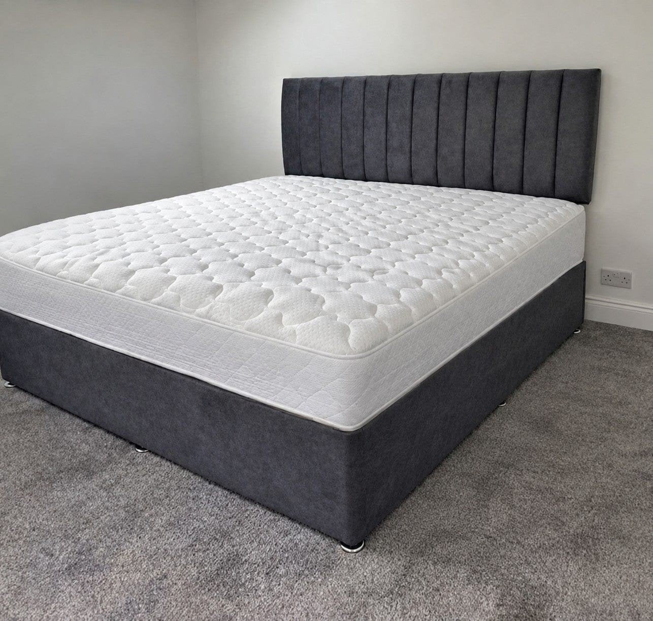 Lit double neuf avec matelas, Maison & Meubles, Neuf, Gris, Enlèvement ou Envoi, Queen size