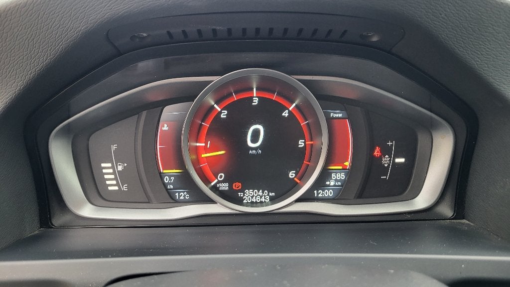 Volvo V60 2.0 D3 avec 5 cylindres de 2015 bonne etat, Autos, Achat, Boîte manuelle, Entretenue par le concessionnaire, Noir