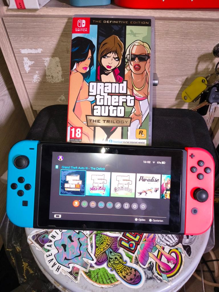 Nintendo Switch OG rouge/bleu avec carte SD de 64 Go et GTA, Enlèvement ou Envoi